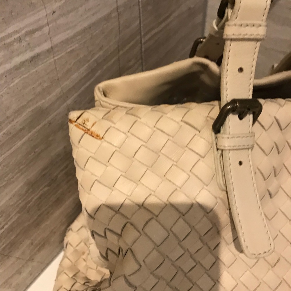COPY - Authentic Botegga Veneta Handbag in Ivory - Picture 3 of 6